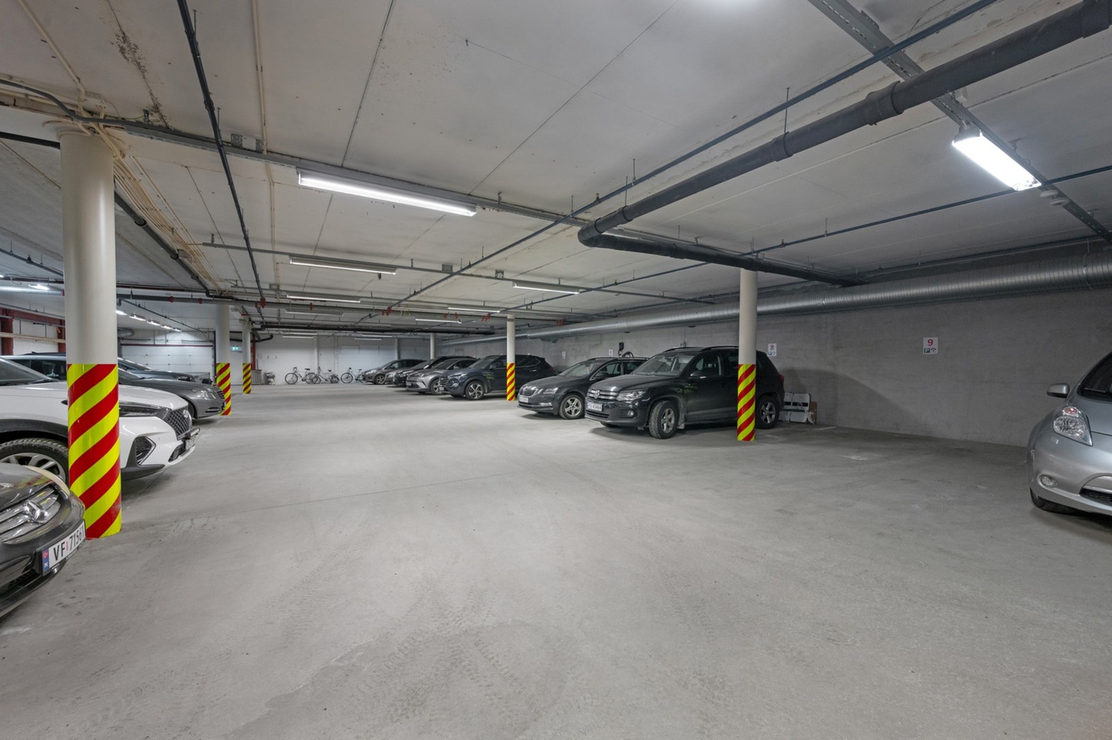 Leiligheten disponerer fast parkeringsplass i parkeringskjeller. Galleribilde