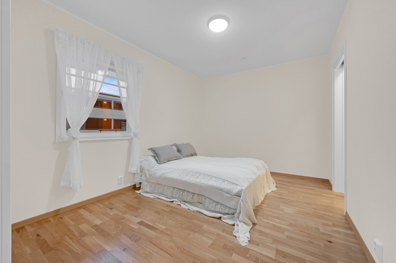 Romslig hovedsoverom med god plass til møblement. Galleribilde