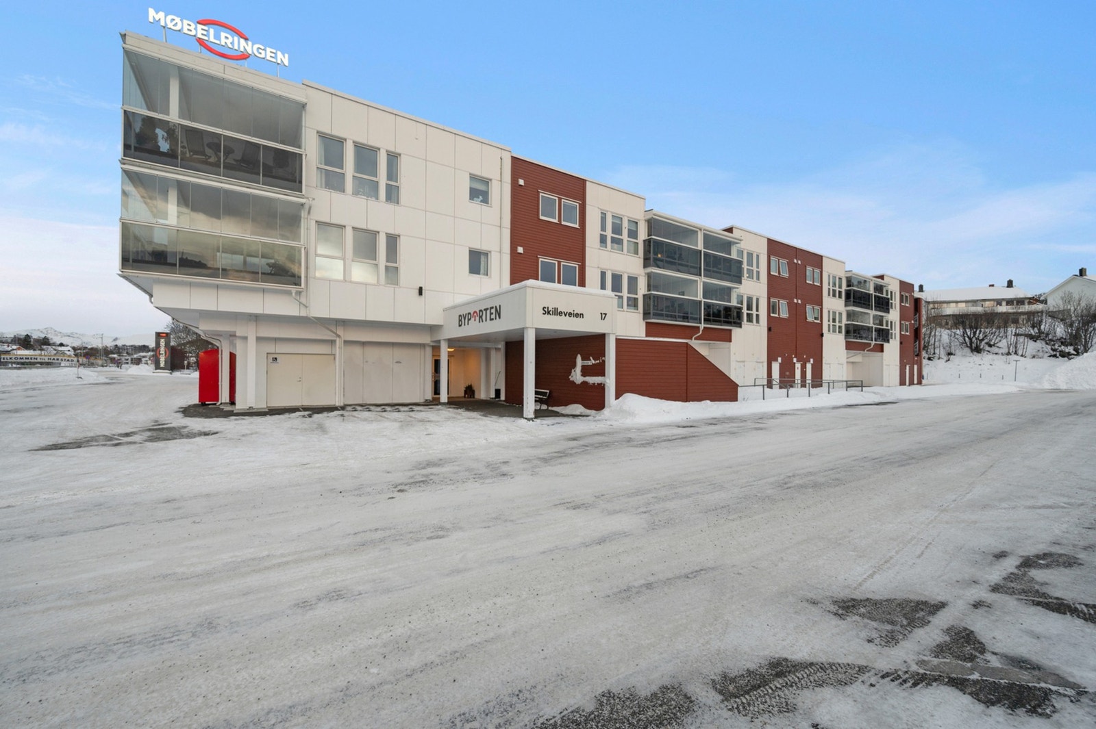 Inngangsparti med heis opp til leiligheten. Galleribilde