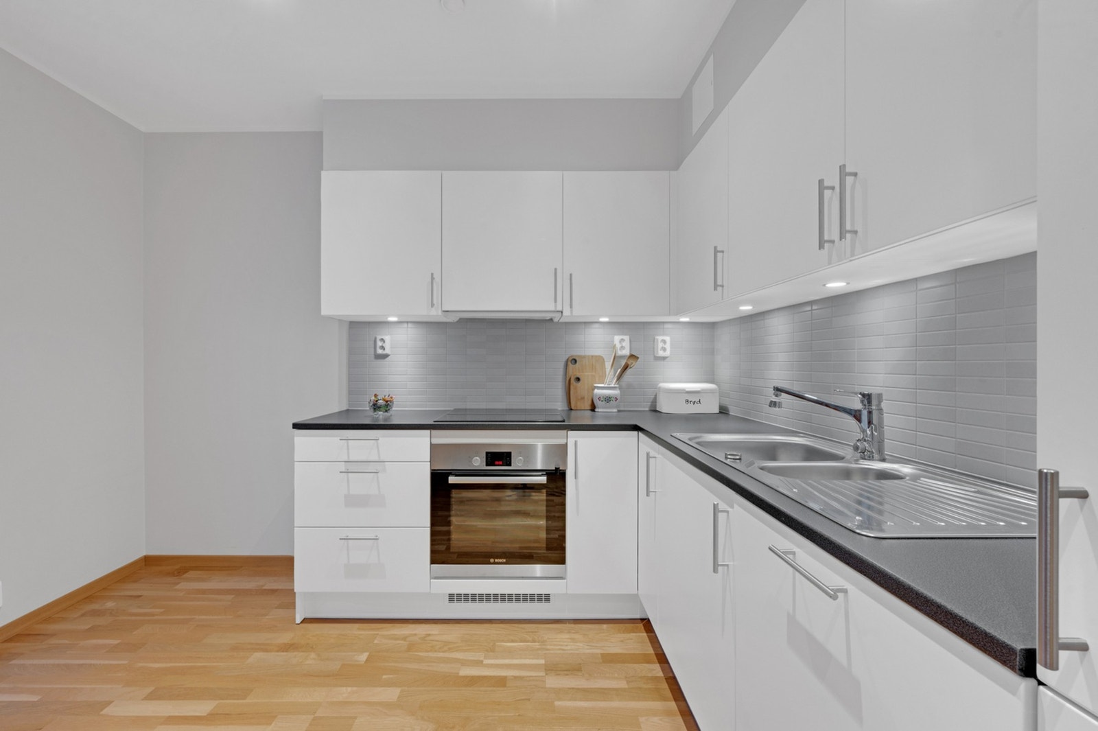 Integrerte hvitevarer medfølger i handelen. Galleribilde