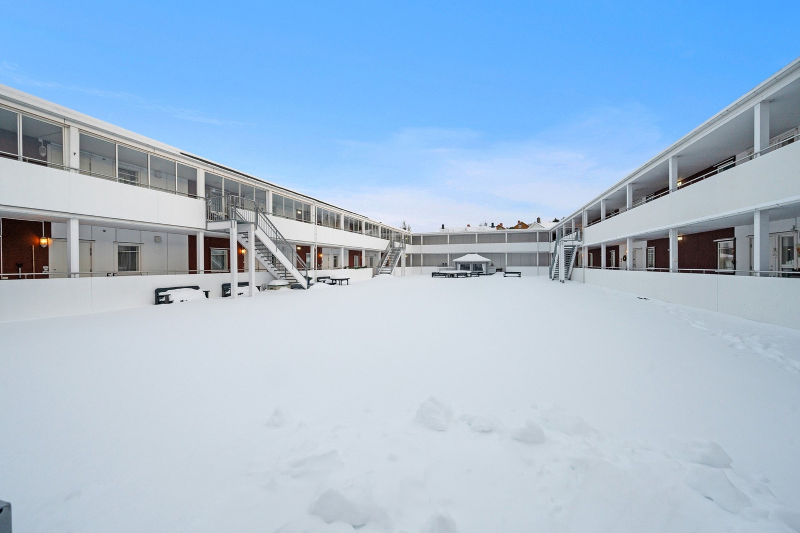 Se for deg å spise lunsjen her på sommertider. Et godt, felles samlingspunkt for beboerne i atriumet. Galleribilde