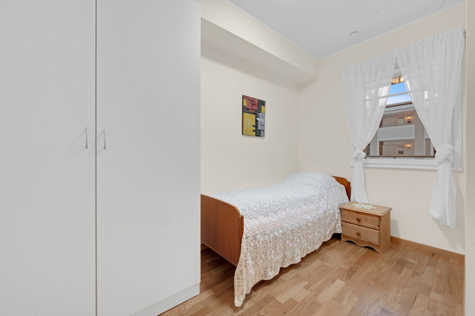 Soverom nr. 2 med plass til seng og medfølgende garderobeskap. Galleribilde