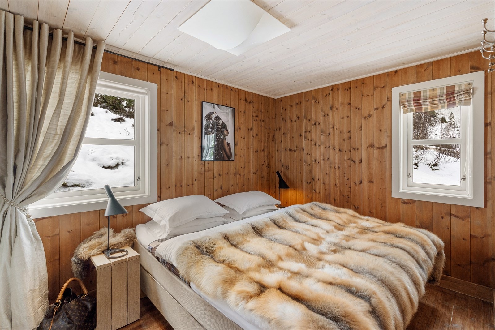 Delikat hyttestil med god garderobe og plass til nattbord på hovedsoverom. Galleribilde