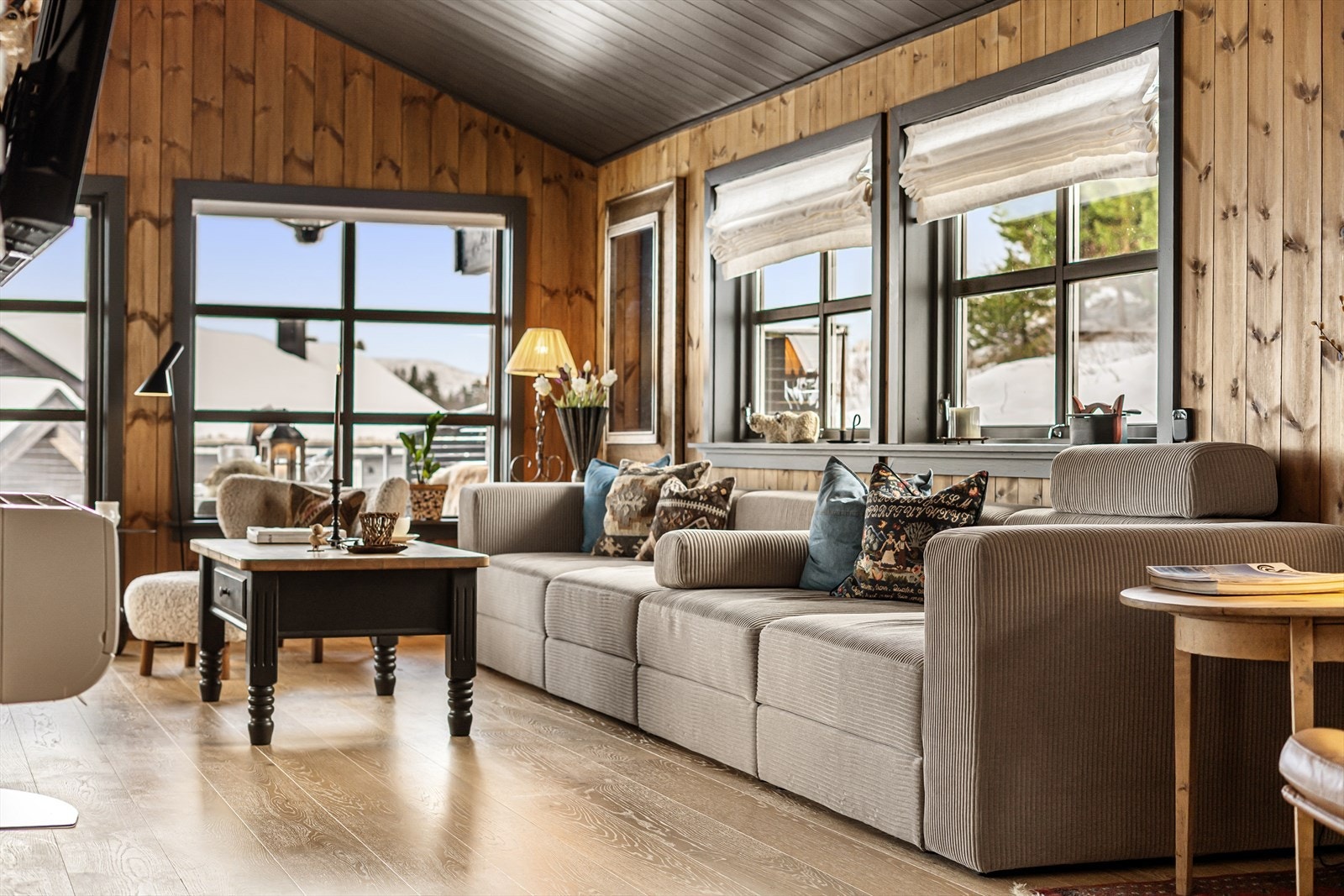 Rikelig med store vindusflater på alle sider slipper inn mye naturlig lys og skaper en herlig atmosfære og lar utsikten komme til sin rett. Direkte tilgang til romslig takoverbygget terrasse. Galleribilde