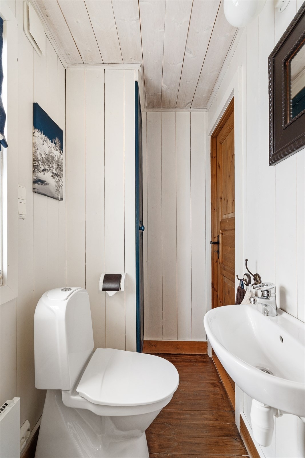 Toalettrom med tilgang både fra entre/gang om barna springer inn og ut, samt tilgang fra badet som kan låses av. Praktisk. Galleribilde