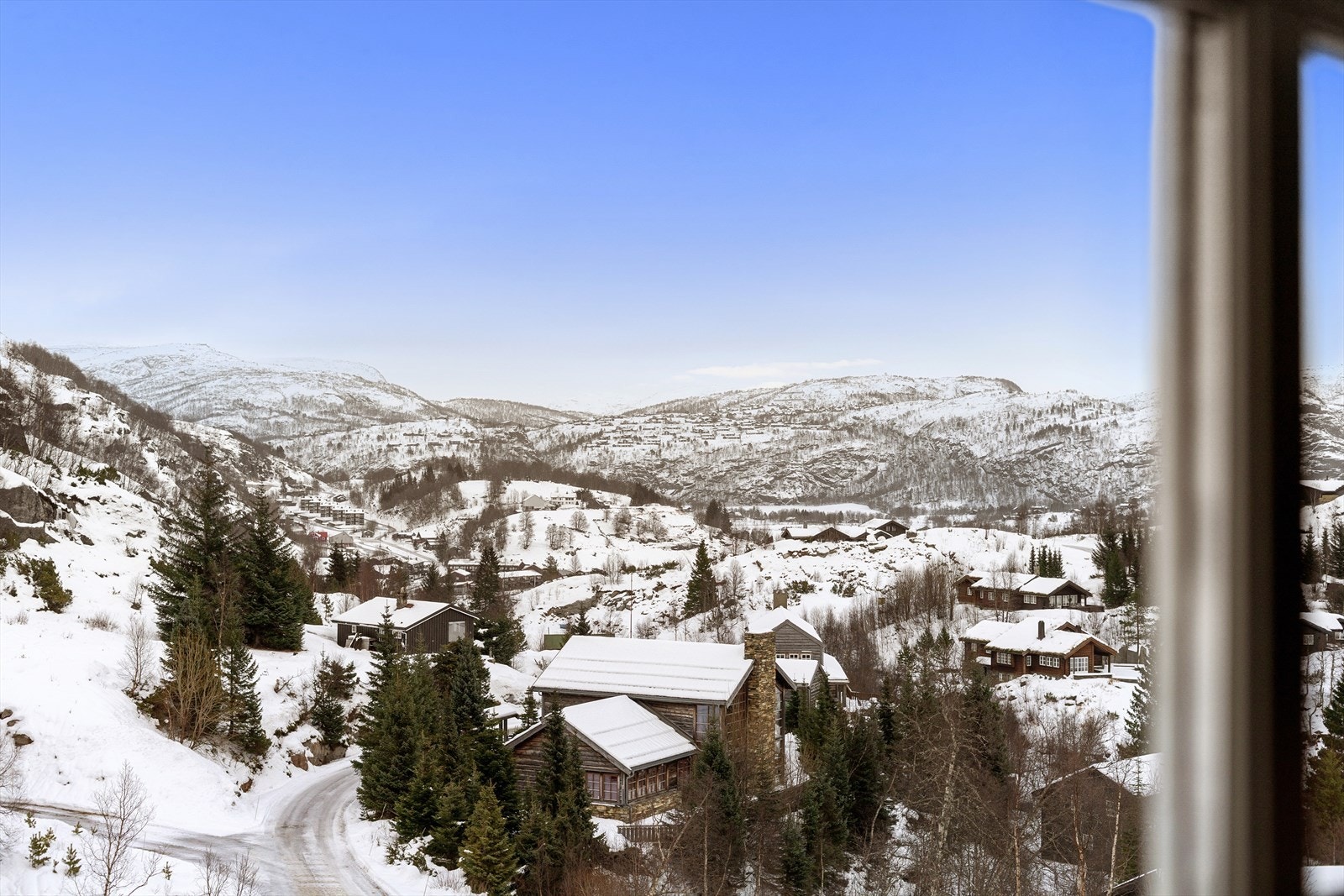 Nydelig utsikt over Sinnes og fjellene bak. Galleribilde