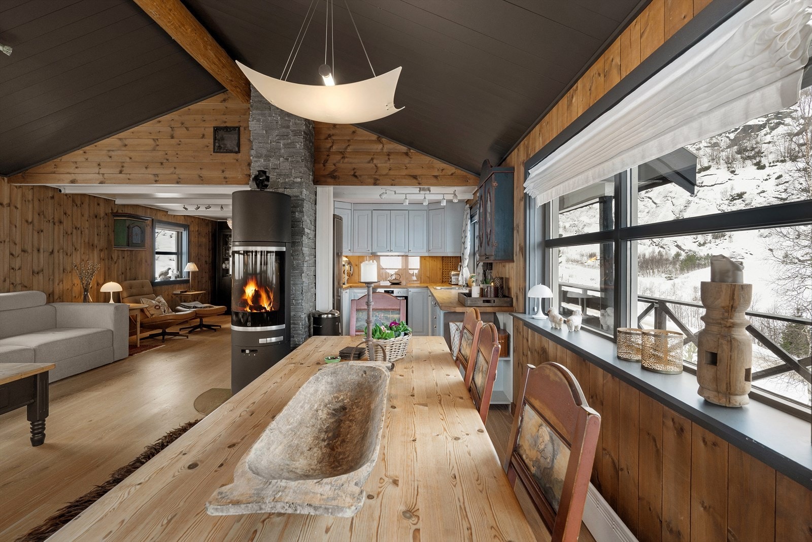 Den lune atmosfæren og det naturlig lyset skaper en helt magisk atmosfære. Soner for enhver anledning og plass til både familien i ulike grupperinger og besøk. Galleribilde