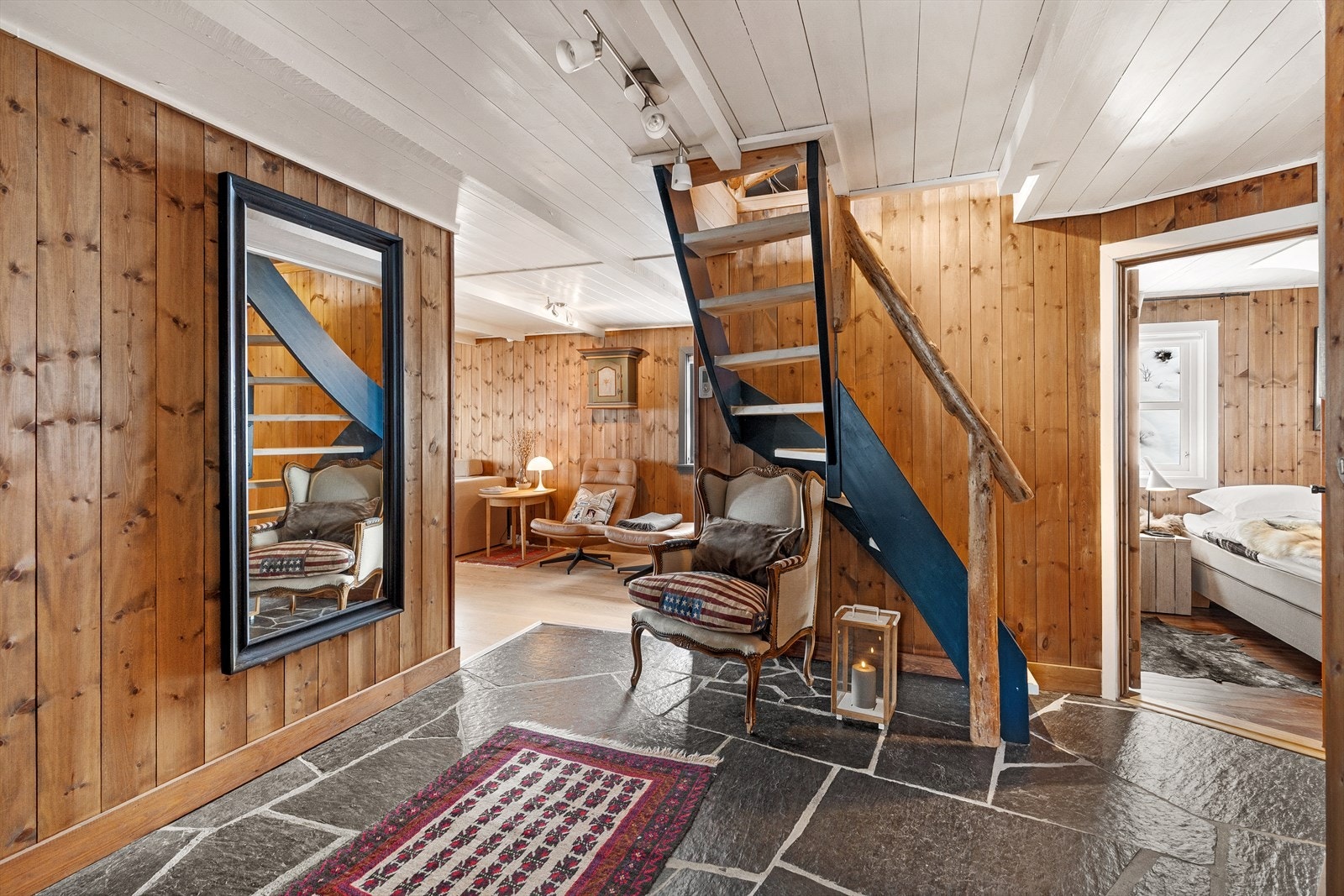 Hall/entre med solid skifer og varme i gulv. Pen kontrast til lune trevegger med tidsriktige toner. God plass for oppheng, kommoder og mer. Galleribilde