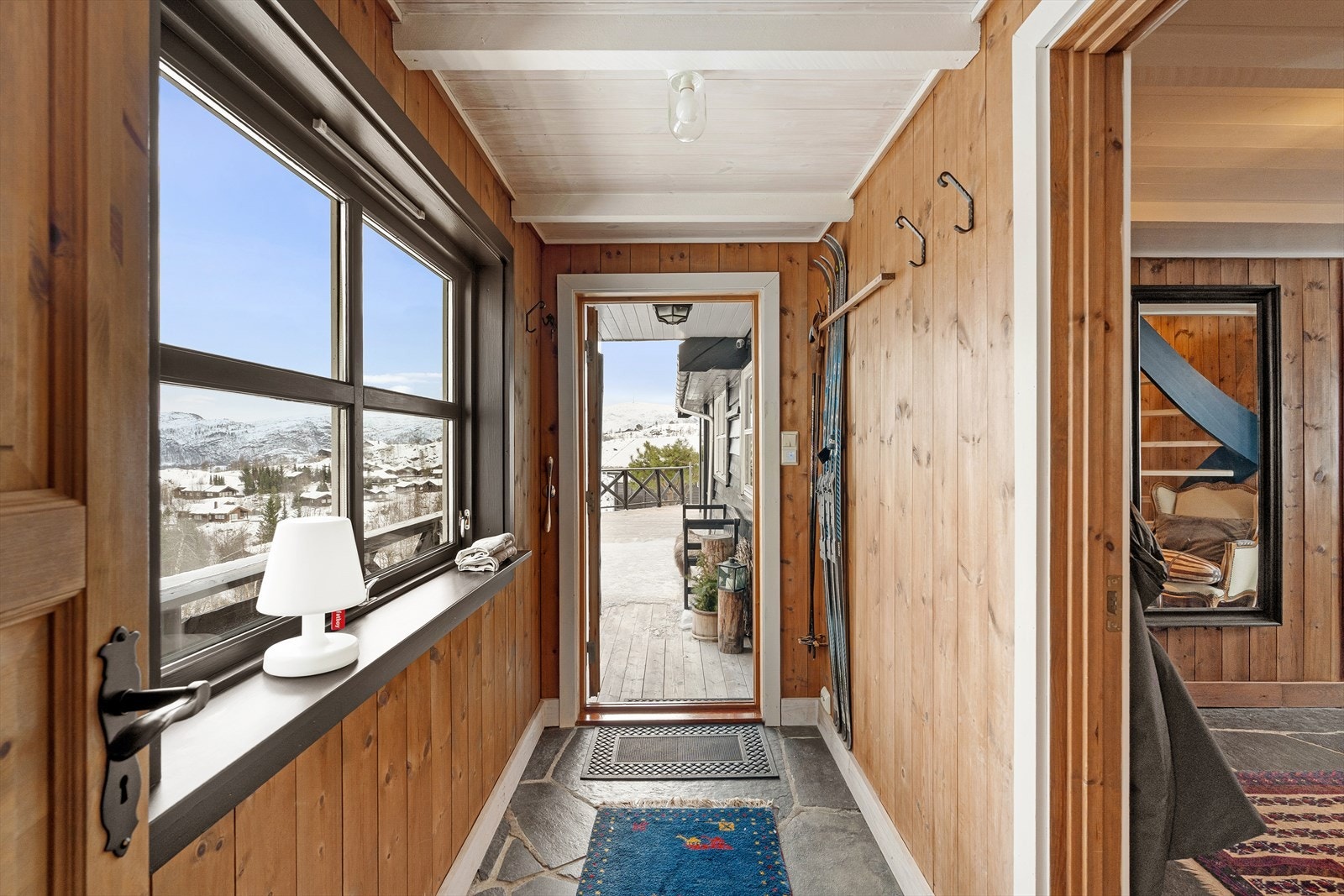 Entre til hovedetasjen med tilgang til hall, samt trapp ned til kjeller. Egen kjellerinngang også. Galleribilde