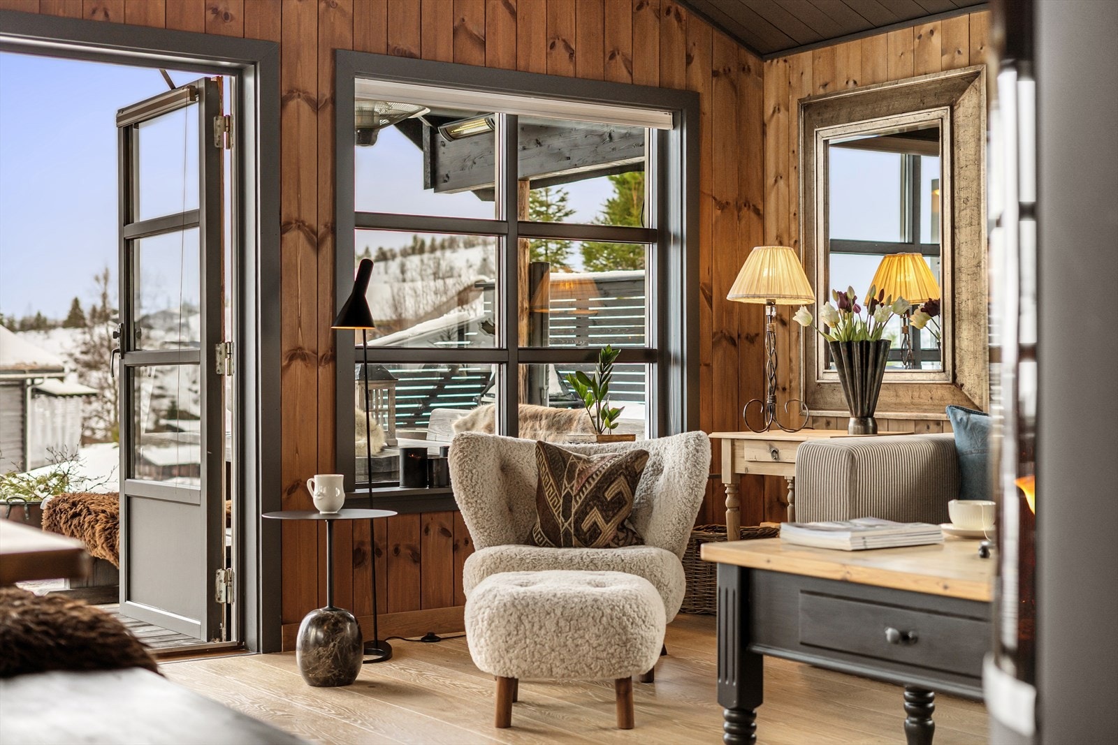 Fra stuen er det enkelt å ta med mat og drikke ut på stor, solrik terrasse. Her nyter dere vidstrakt utsikt og sene kvelder med takoverbygg. Galleribilde