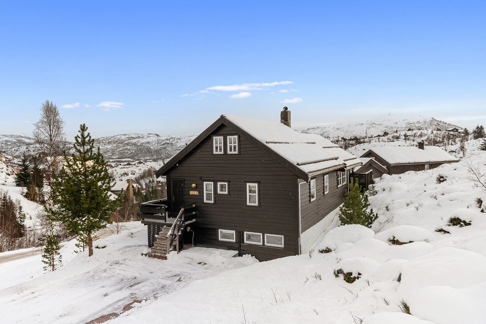 Rikelig med parkering til flere biler. El-bil lader montert. Skiftet tre tak utvendig (tidligere shingel) nytt tak innvendig ifbm. utbygg av stue. Sirdalsmaleren AS malte tak og vinduer i 2023. Galleribilde