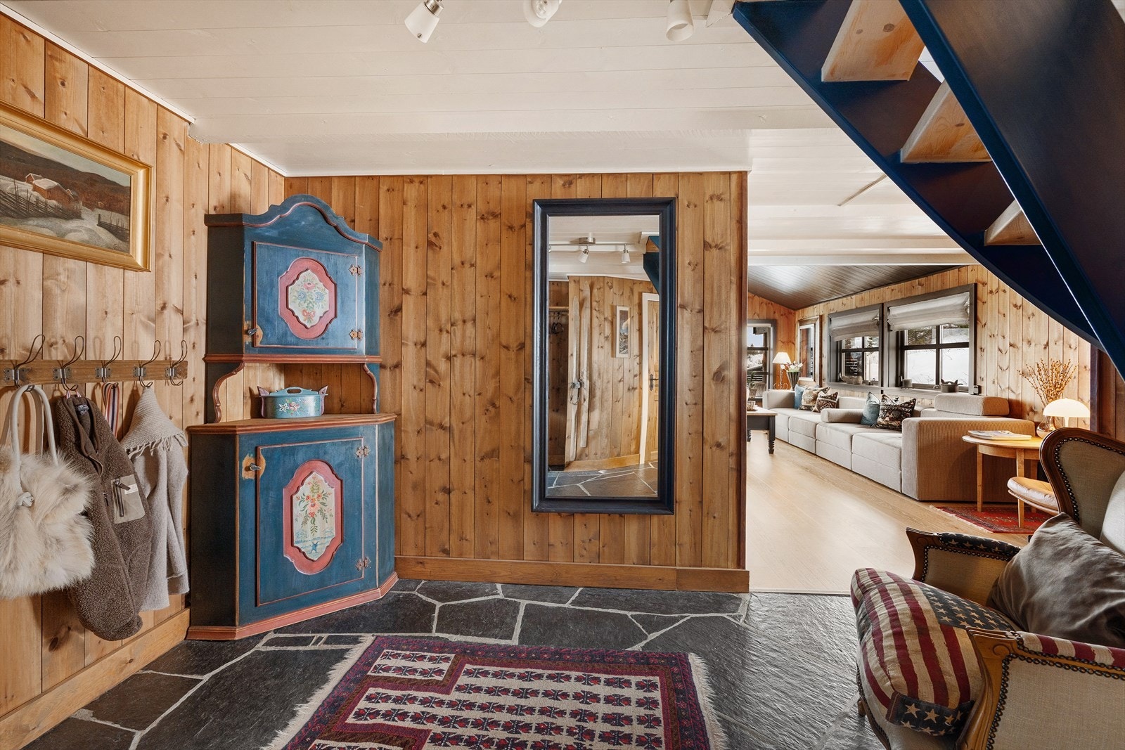 Hall/entre med solid skifer og varme i gulv. Pen kontrast til lune trevegger med tidsriktige toner. God plass for oppheng, kommoder og mer. Galleribilde