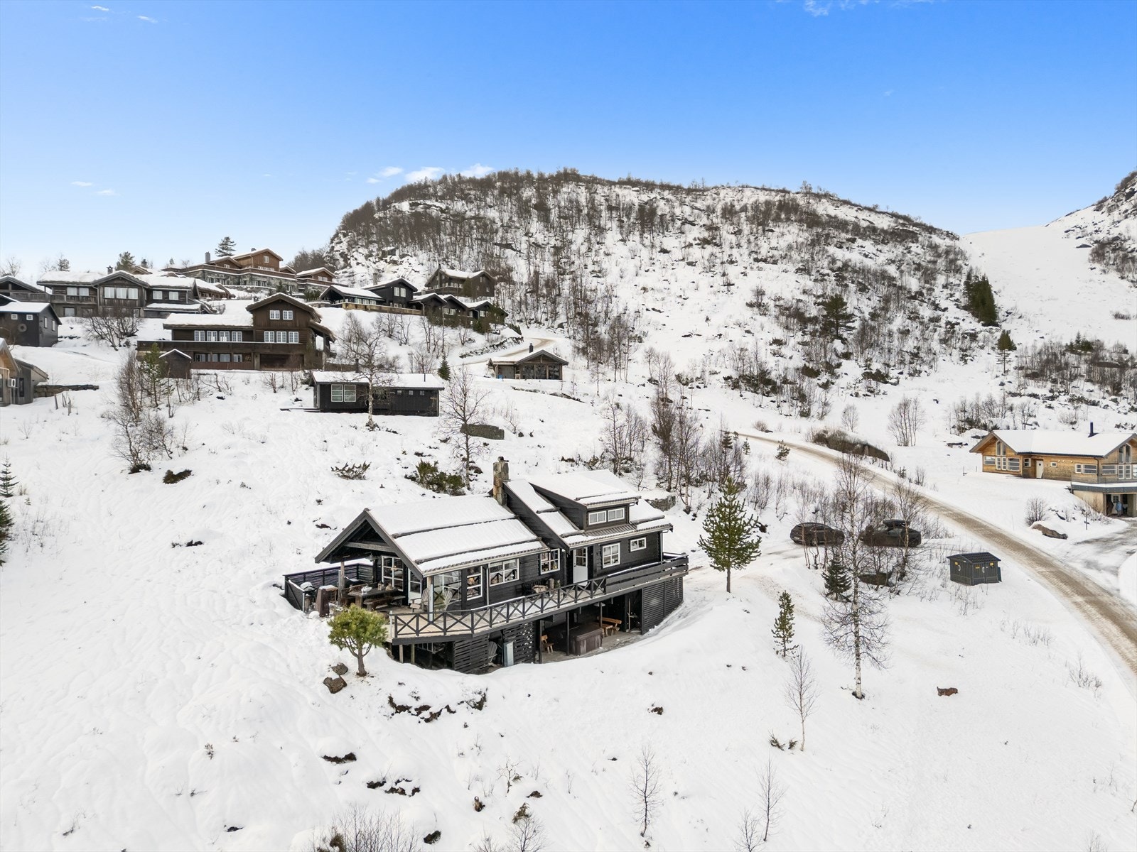Bakken til høyre ser du ski in/ski out mellom Tjørhomfjellet og ned til Ålsheia. Galleribilde
