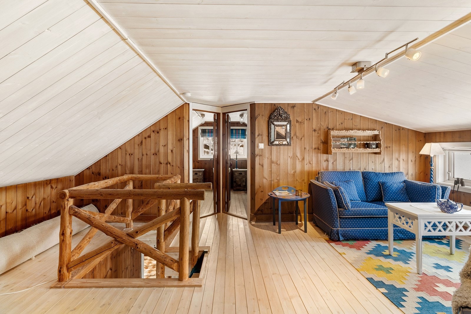 Meget romslig loftstue og to soverom. Her kan ungdommen eller besøket trekke seg tilbake. Nydelig utsikt også her. Galleribilde
