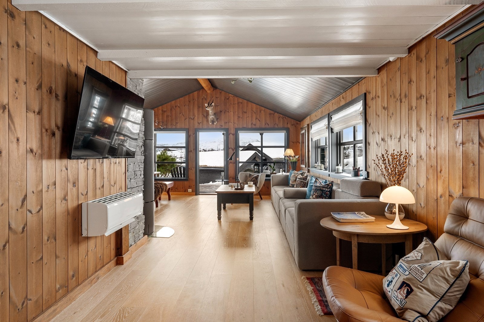 Parkett 1 stavet og 21 cm bred, eik Coral fra Boen i stue, kjøkken. En romslig hestesko løsning hvor du har tilbaketrukket, men åpent kjøkken. Galleribilde