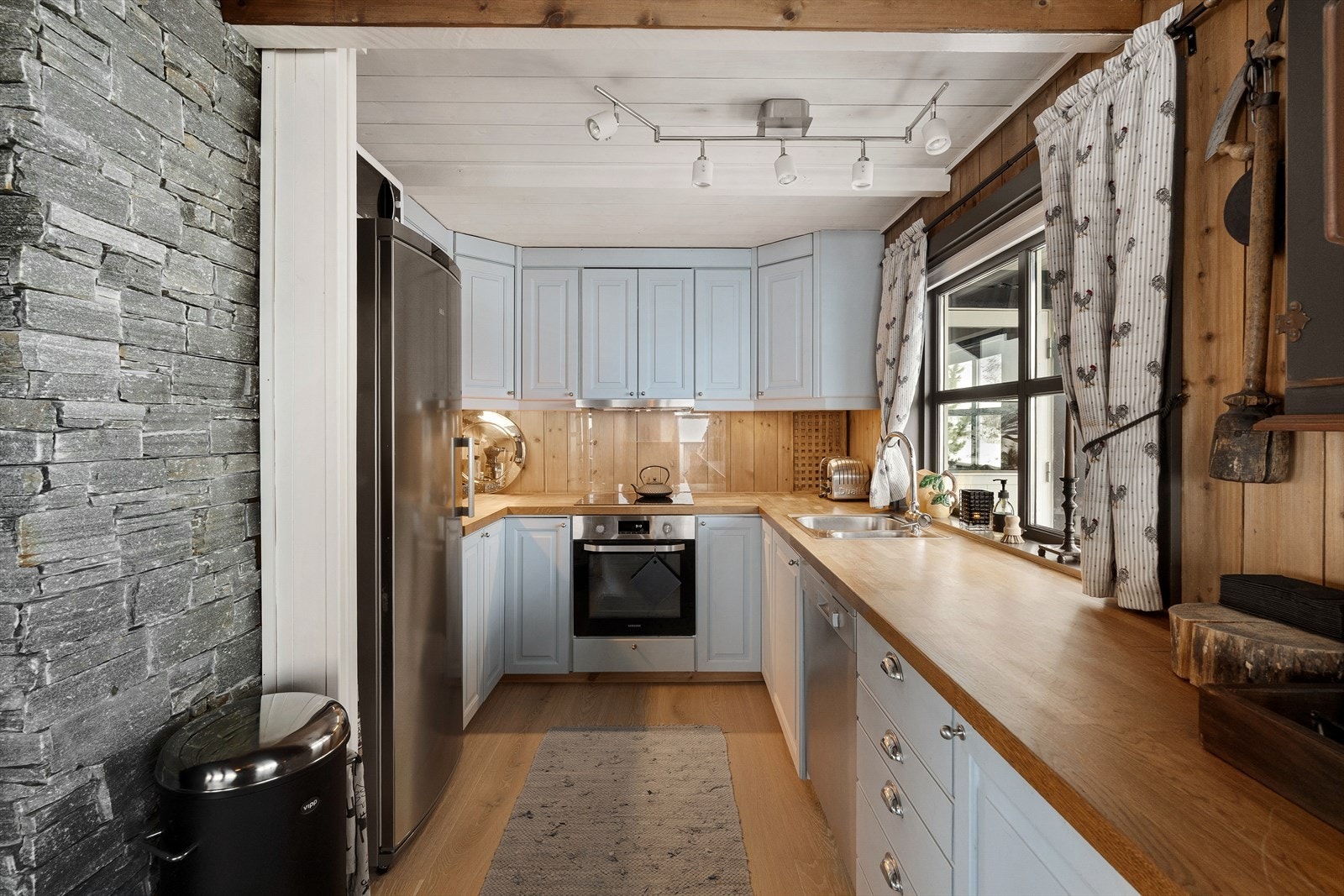 Et meget innholdsrikt kvalitetskjøkken fra Bjerks Trevare med profilerte fronter og tre benkeplate glir fint inn i hyttestilen. Vindu også her for gode arbeidsforhold. Masse skuffer og skap for alt av utstyr. Galleribilde