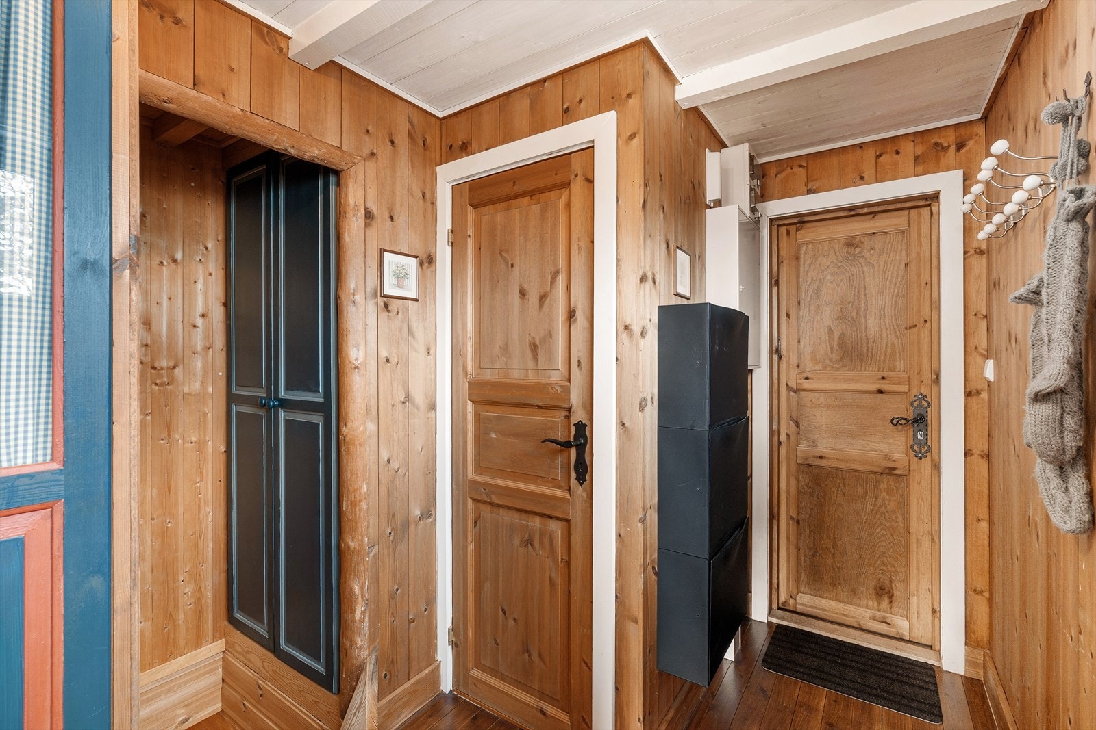 Integrert skap og hyller. Entre til hovedetasjen med tilgang til hall, samt trapp ned til kjeller. Egen kjellerinngang også. Galleribilde