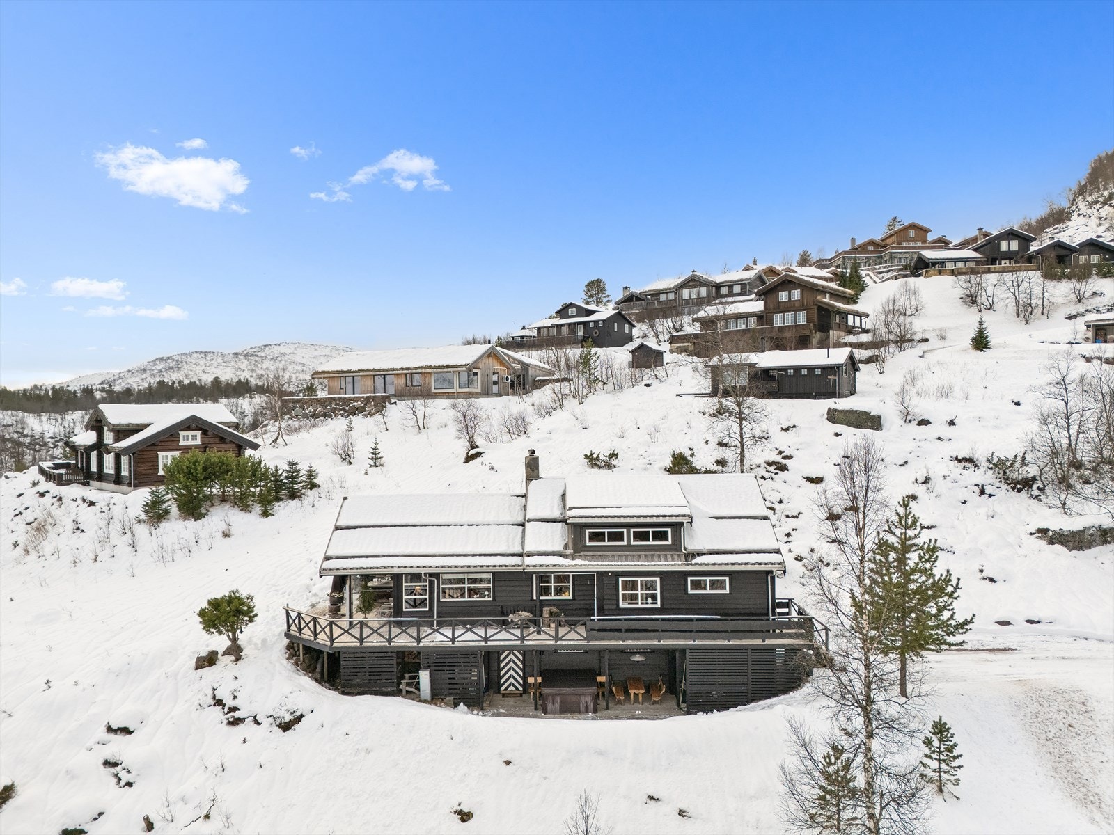 Dan Chruickshank presenterer: Innbydende, lun og svært godt plassert hytte m/luftig utsikt. Ski in/out. Kjør til døren. Flere soverom og stuer. Galleribilde
