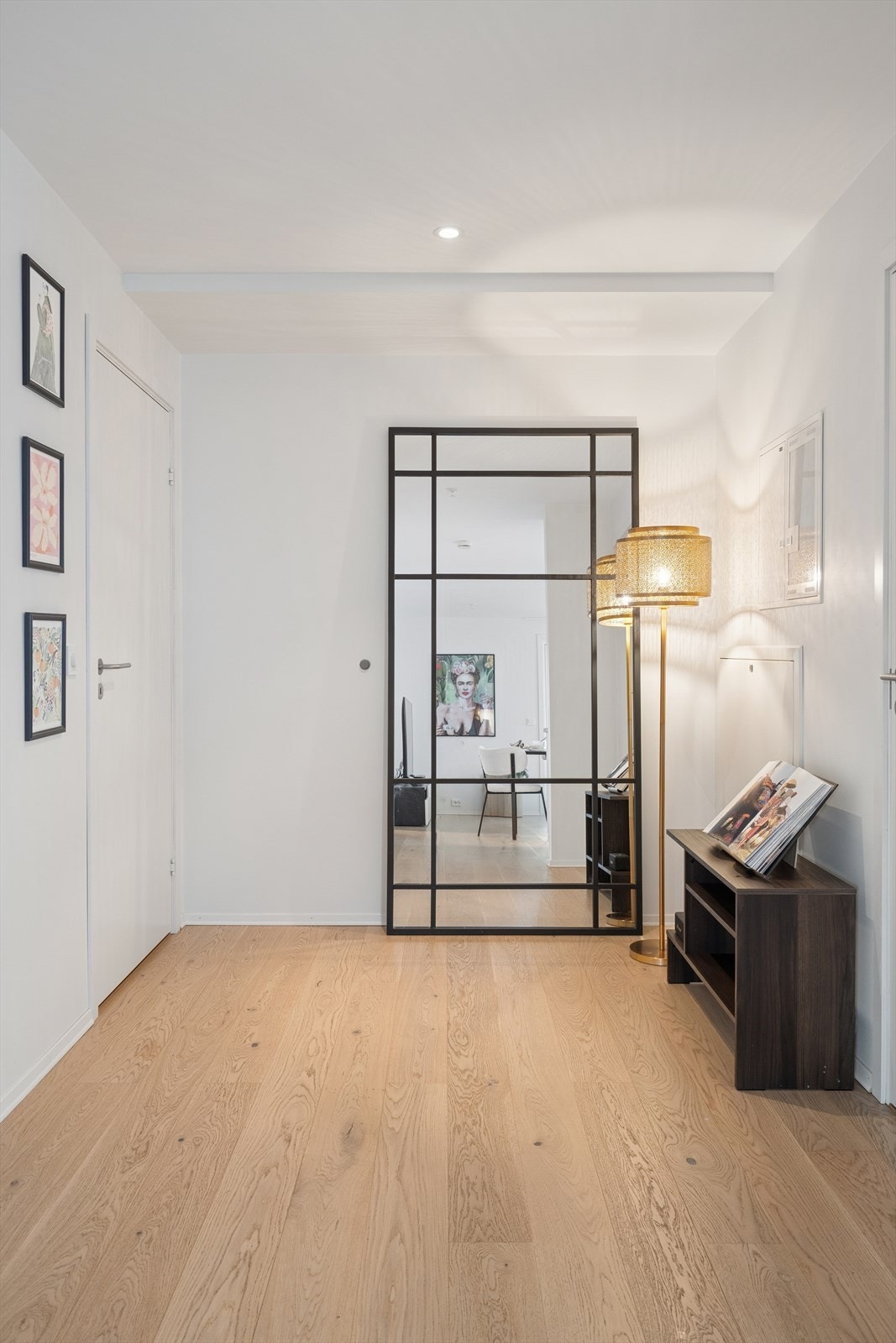 Man ønskes velkommen inn i en åpen og innbydende gang. Her har man plass til å henge fra seg ytterklær og sko. Galleribilde