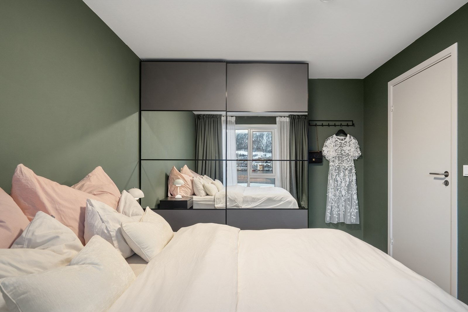 Hovedsoverommet har medfølgende skyvedørsgarderobe Galleribilde