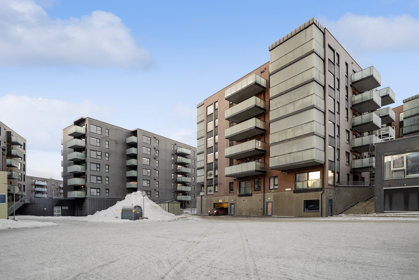 Dette er en innbydende hjørneleilighet fra 2023 i et nyere nabolag på Bjerkaker, sørøst på Tromsøya. Galleribilde