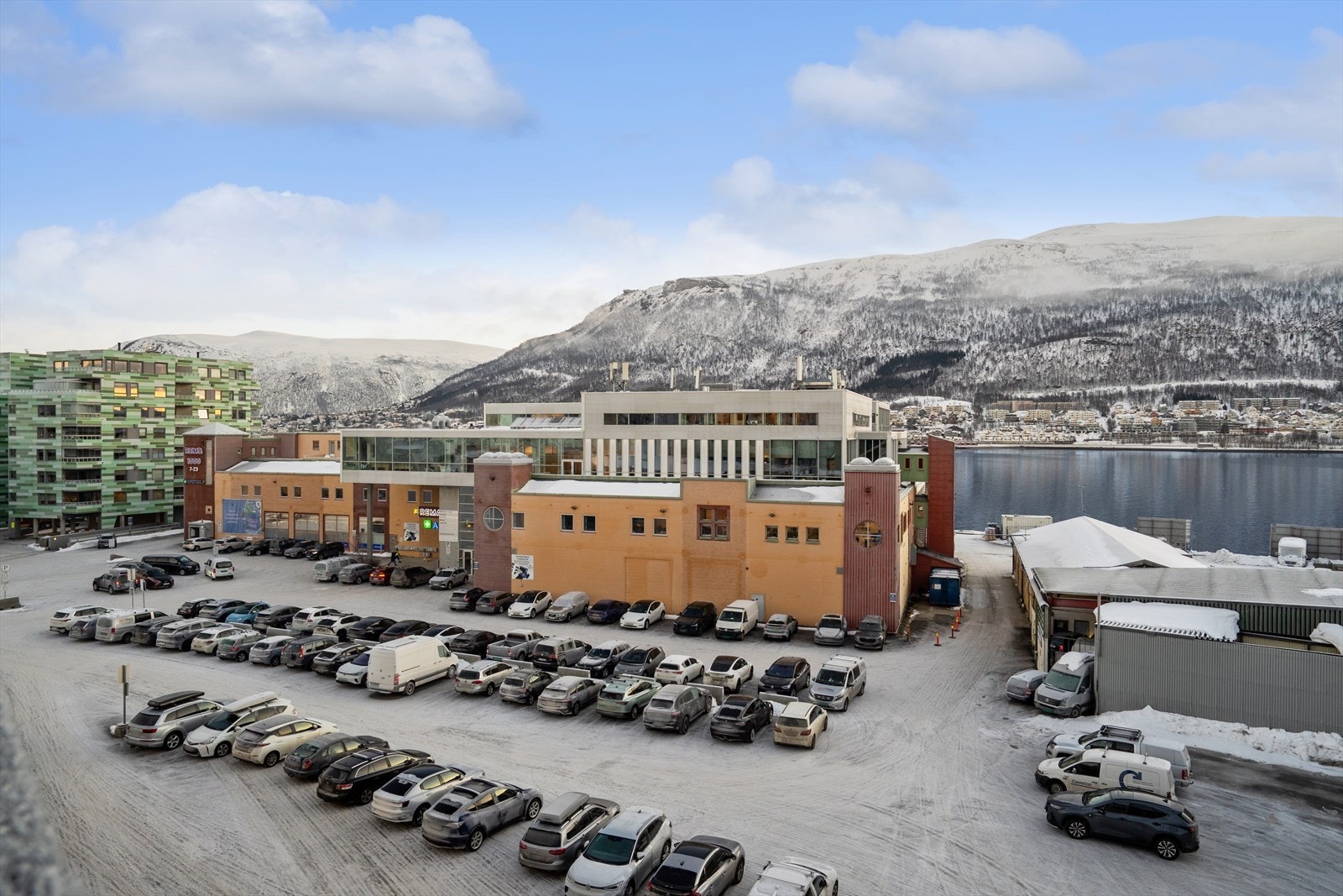 Like ved boligen finner man dagligvarebutikkene Rema 1000 og Eurospar, samt apotek og noen andre forretninger. Galleribilde