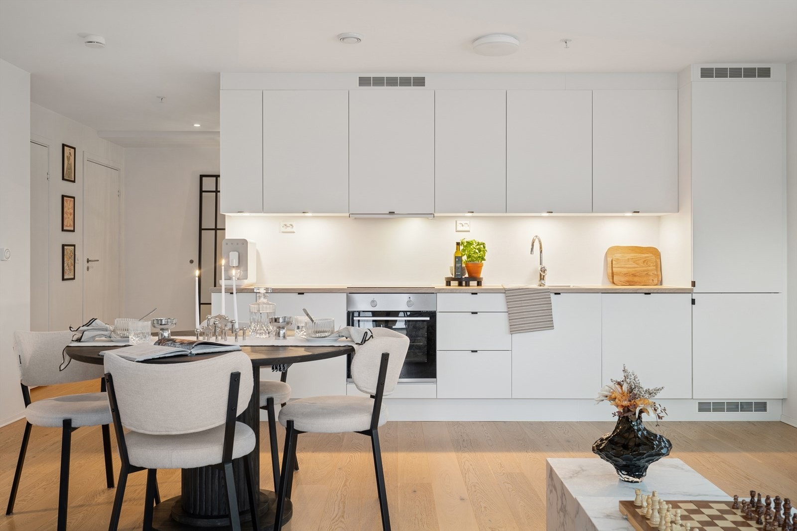 Leiligheten har et stilrent og tidløst kjøkken fra byggeår. Innredningen består av laminerte skrog med slette, laminerte fronter og en laminert benkeplate med nedfelt oppvaskkum i stål og ett-greps blandebatteri. Galleribilde