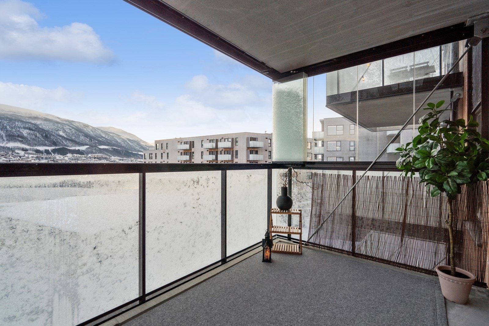 Balkongen er innglasset og man kan åpne opp helt ved å skyve glassene til siden. Galleribilde