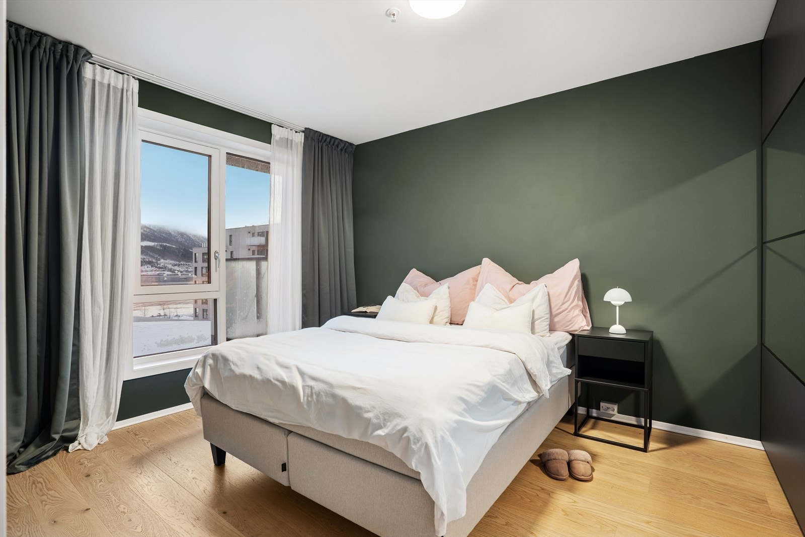 Leiligheten inneholder to soverom. Soverommene har enstavs parkett på gulvet og malte, slette vegger. Galleribilde