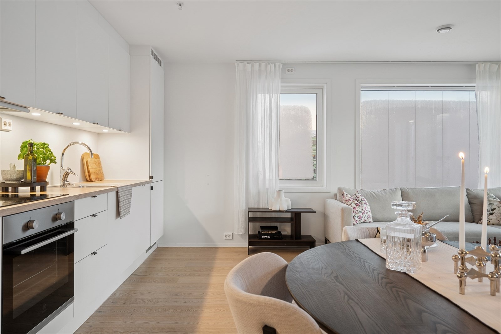 Overskapene når taket og utnytter plassen godt. Galleribilde