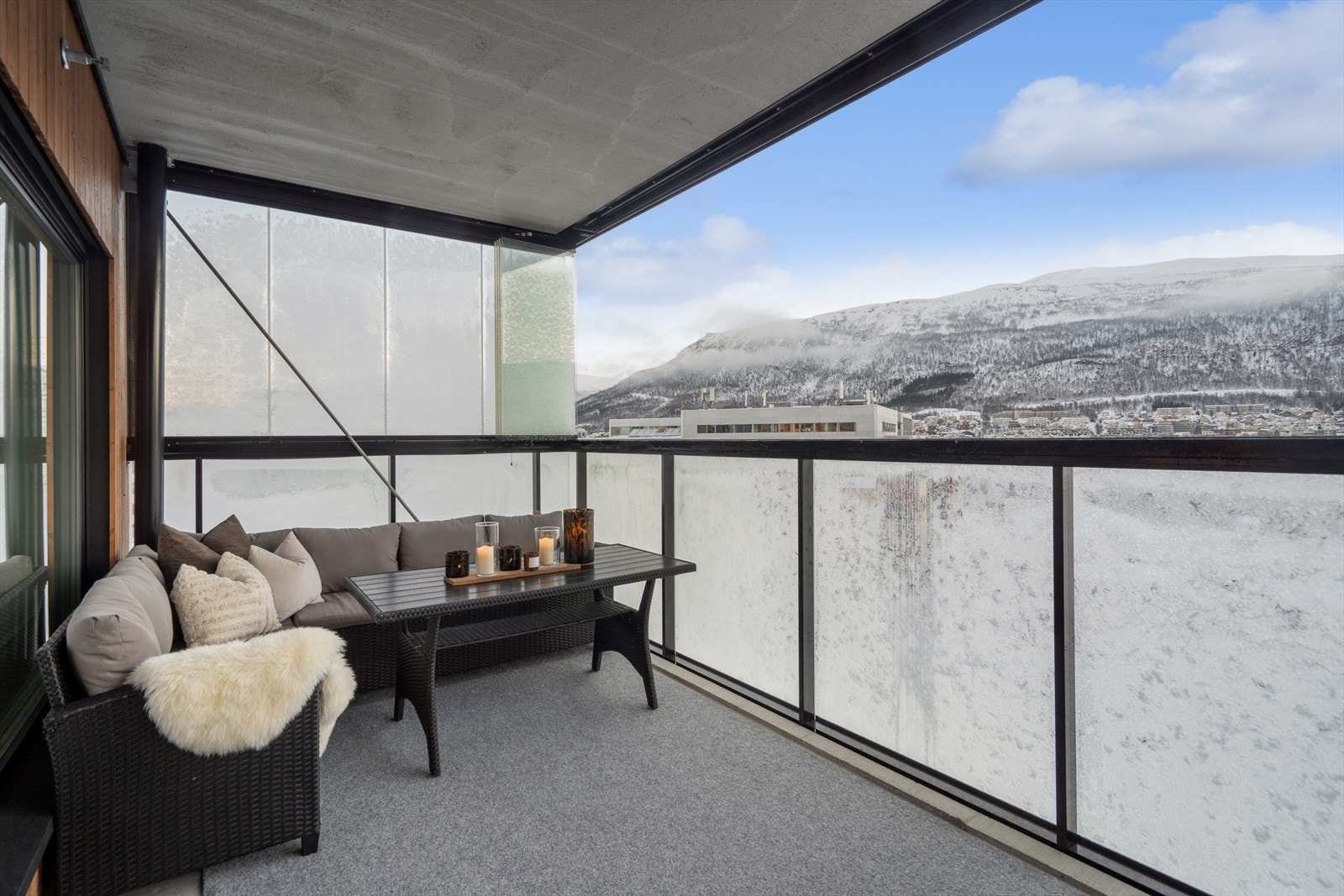 Balkongen er på 14 kvm og har plass for sofagruppe og grill. Galleribilde