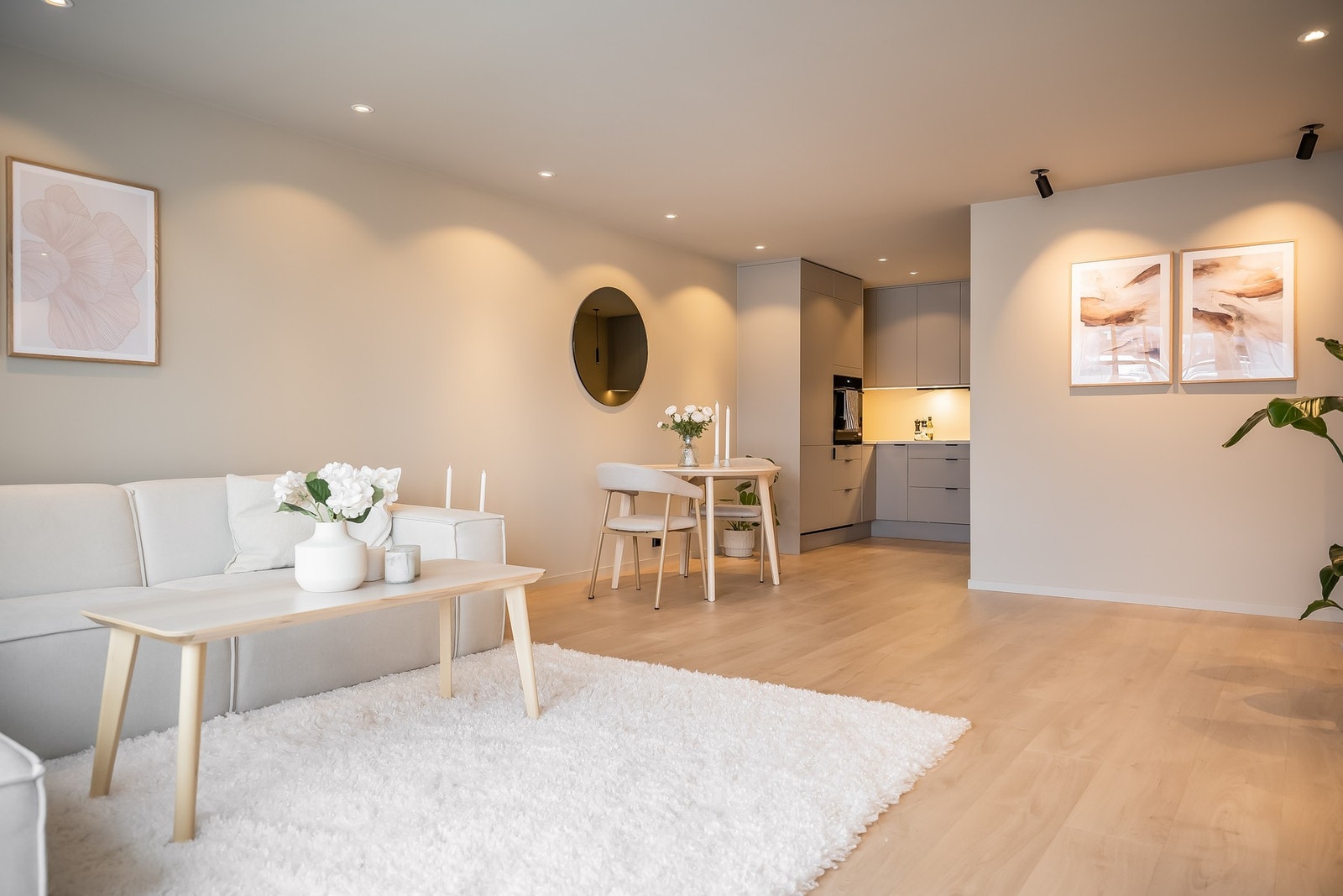 Hele leiligheten har fått nytt elektrisitet og nye overflater i høsten 2025. Galleribilde