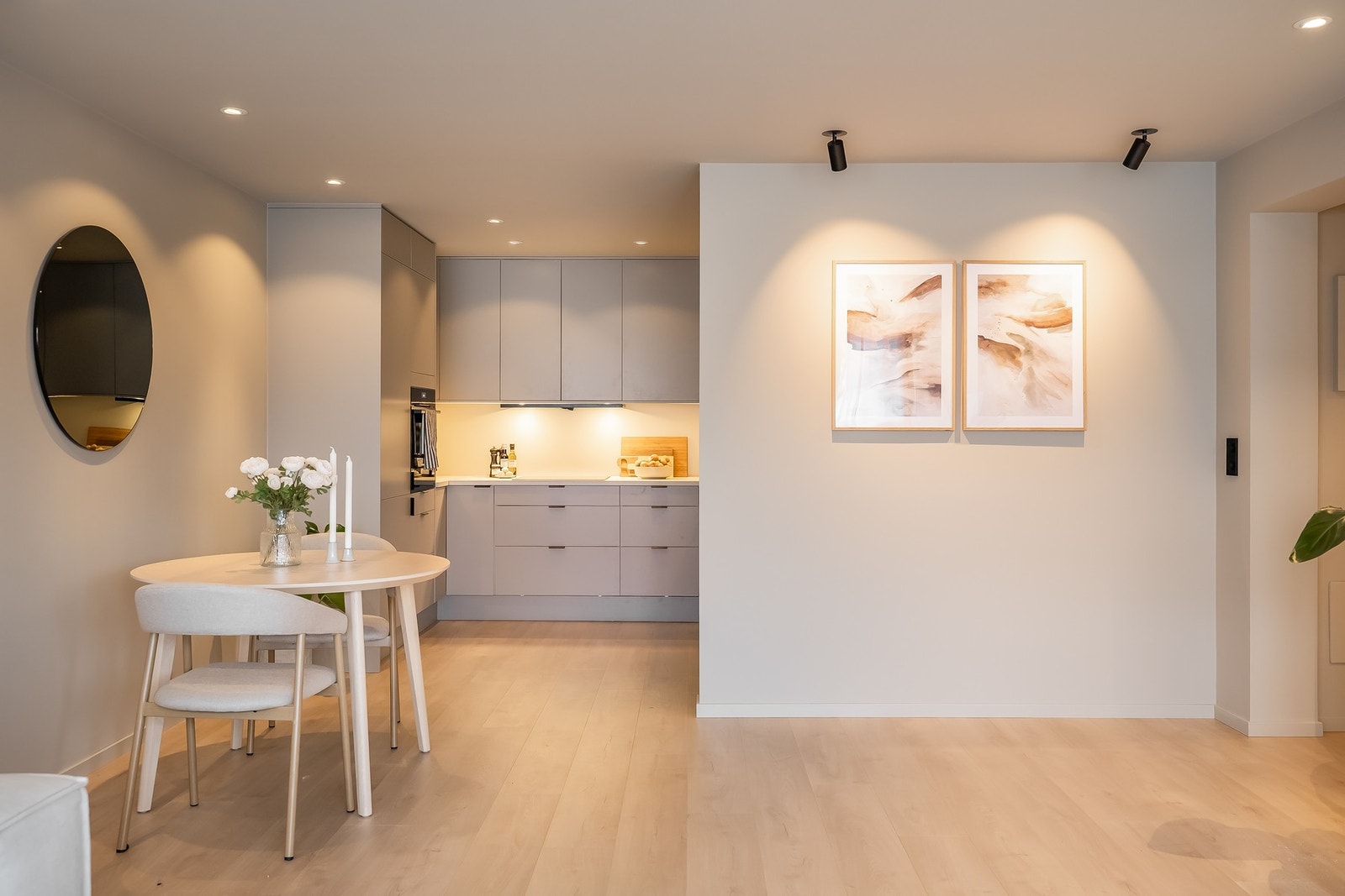 Moderne og pent kjøkken fra høsten 2025. Galleribilde