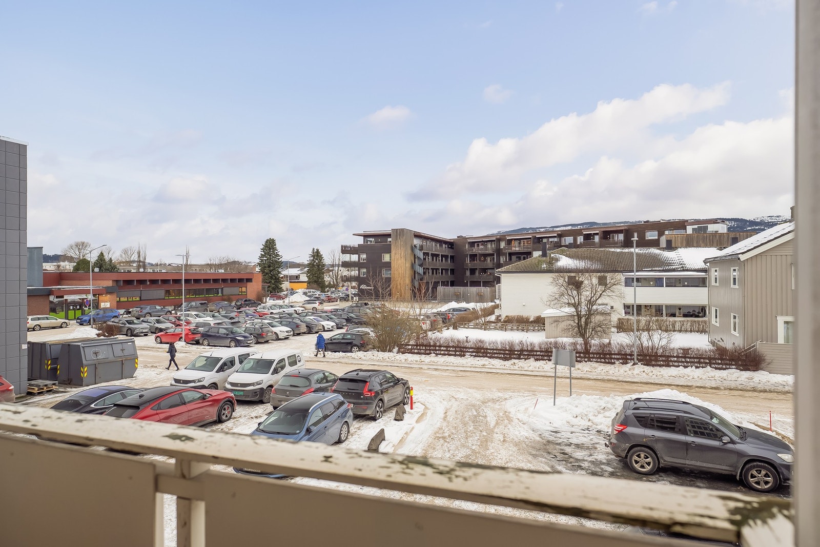 Bare en kort spasertur er du i gågata som har et godt restaurant- og butikktilbud. Like ved har man også postkontor, apotek, dagligvarebutikk og Torgkvartalet. Galleribilde