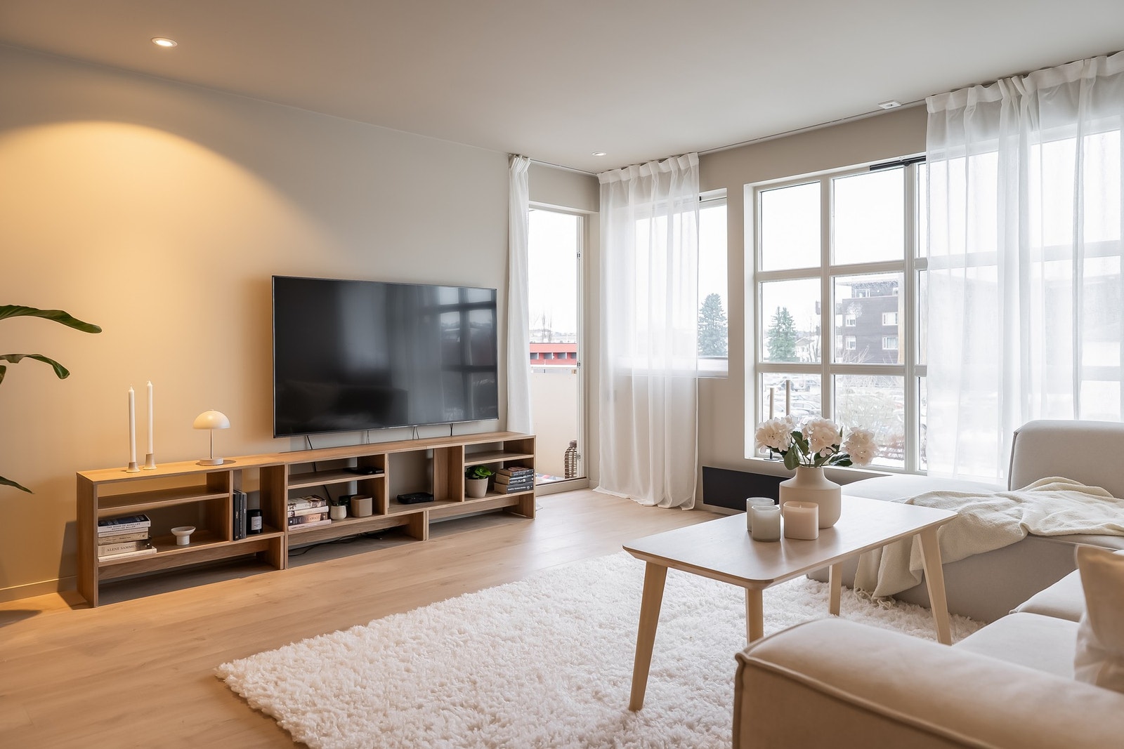 Da ble det lagt nytt gulv, slette vegger og tak med listefrie overganger. Galleribilde