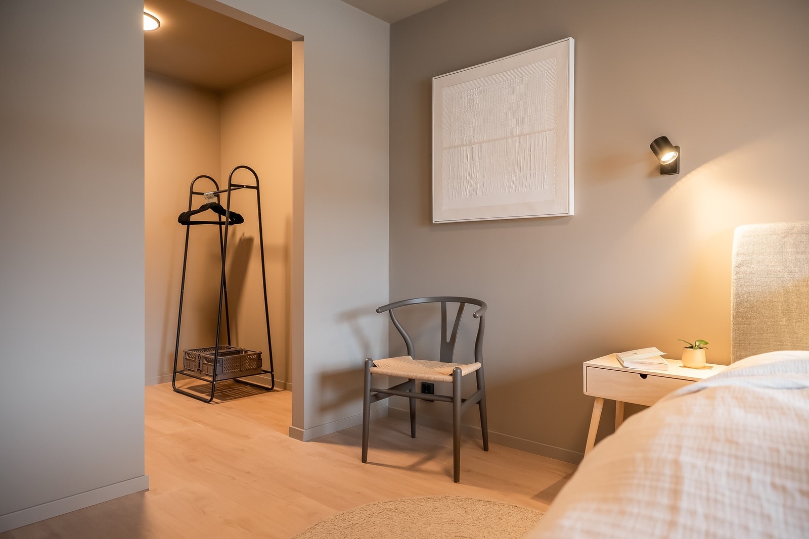 Fra det største soverommet har du tilgang på eget omkledningsrom, noe som frigjør gulvplass på soverommet. Galleribilde