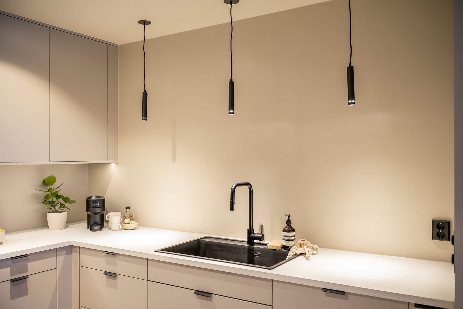 Nærmeste matbutikk er REMA 1000, kun 300 meter unna. Galleribilde