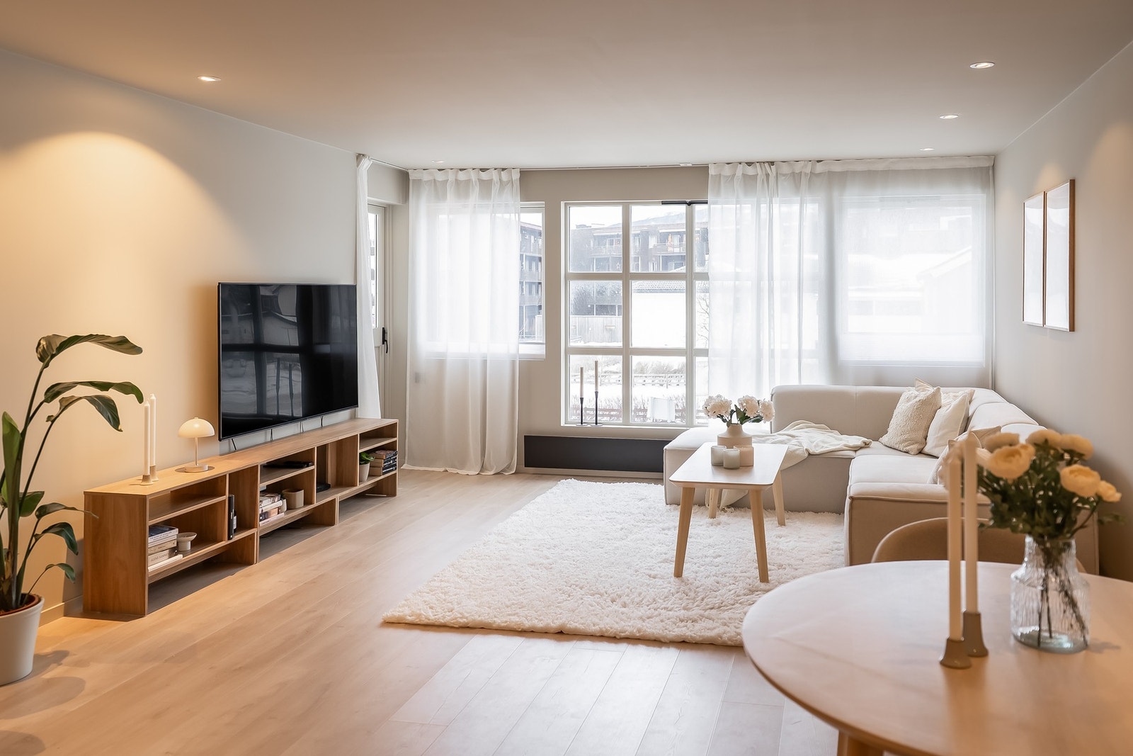 Lys og romslig stue på 26,1 kvm. Galleribilde