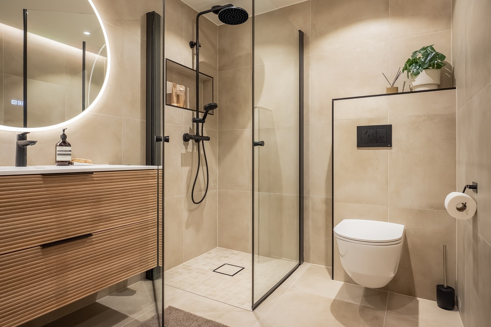 Vegger og gulv er flislagt og har varmekabler i gulv. Galleribilde