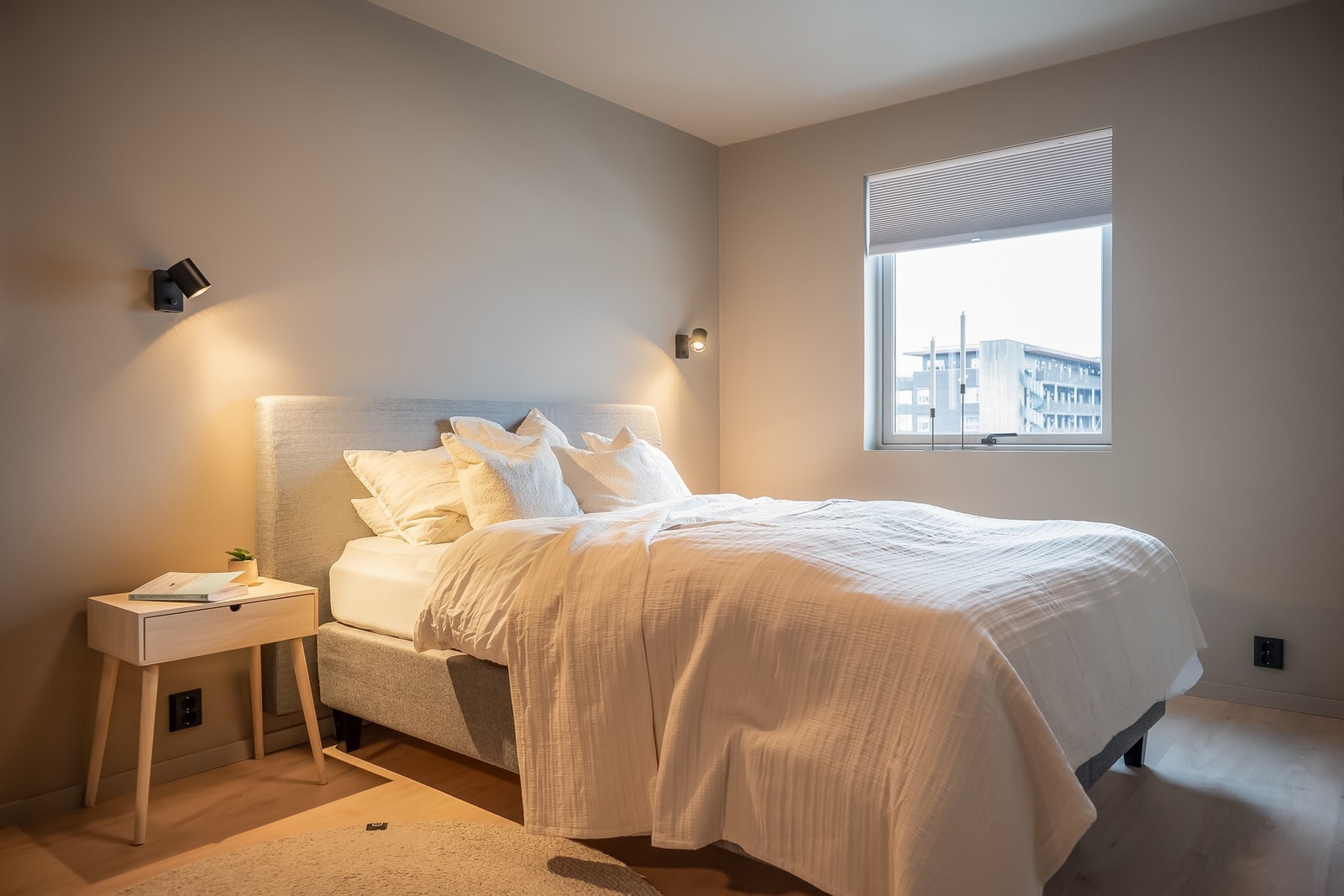 Leiligheten har til sammen 2 romslige soverom på hhv. 11,3 kvm og 6,4 kvm. Galleribilde