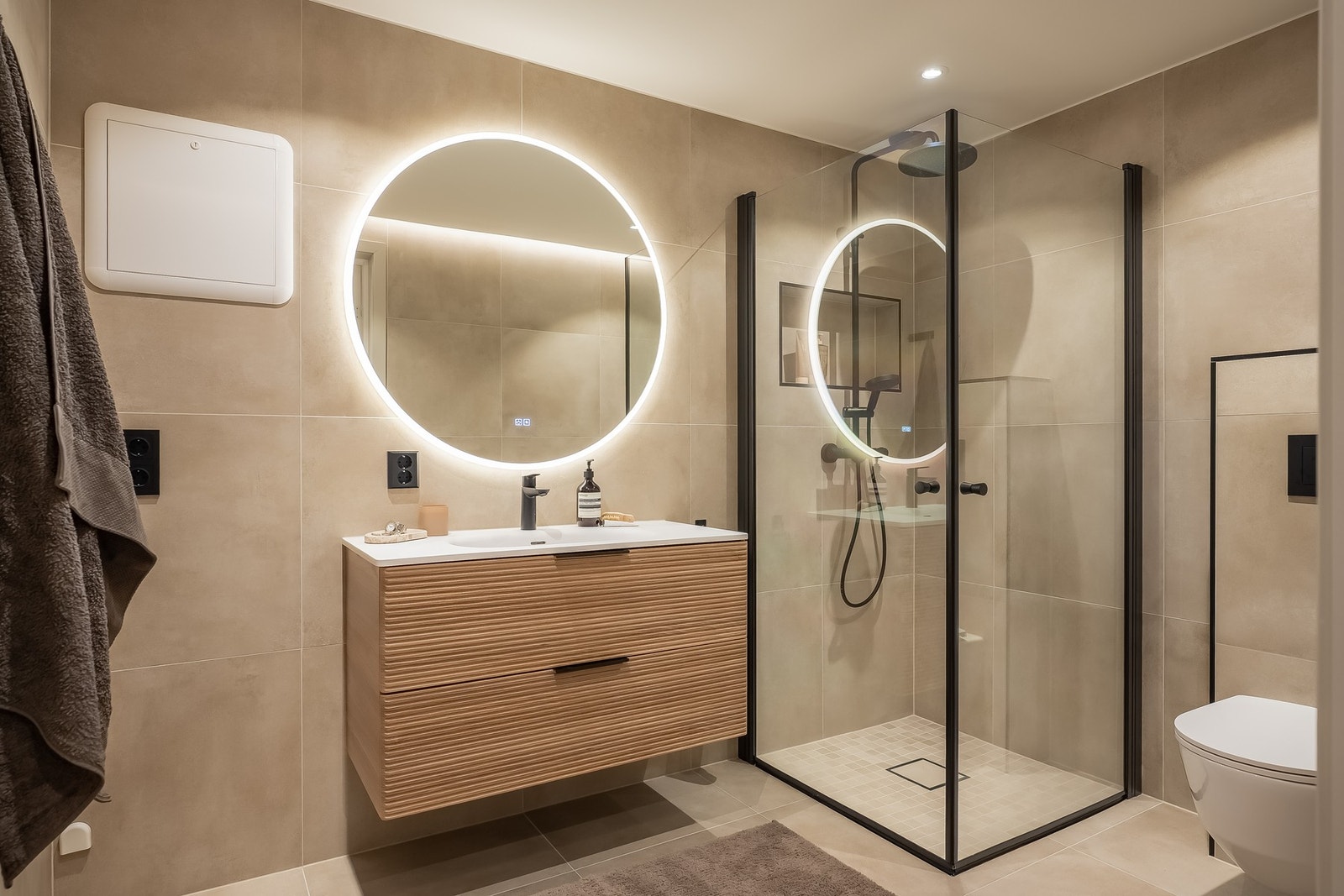 Stilrent og moderne bad på 5,5 kvm. Badet ble totalrenovert i 2025 og det ble samtidig etablert nytt røropplegg(rør-i-rør). Galleribilde