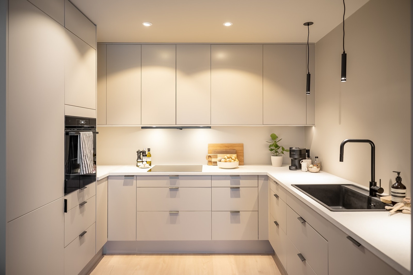 Av integrerte hvitevarer er det oppvaskmaskin, platetopp, stekeovn og ventilator. Det er etablert både komfyrvakt lekkasjevakt. Galleribilde