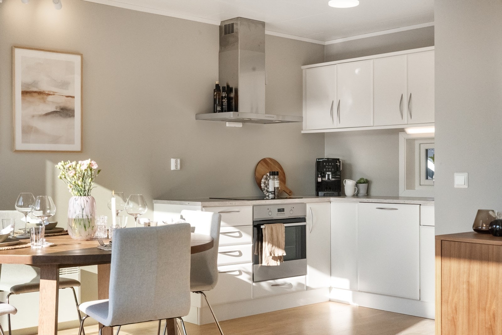 Vurderer du å selge, eller kjenner noen som vil selge boligen sin? Vår eminente fotograf tar kun bilder eksklusivt for oss, noe vi er svært glade for. Galleribilde