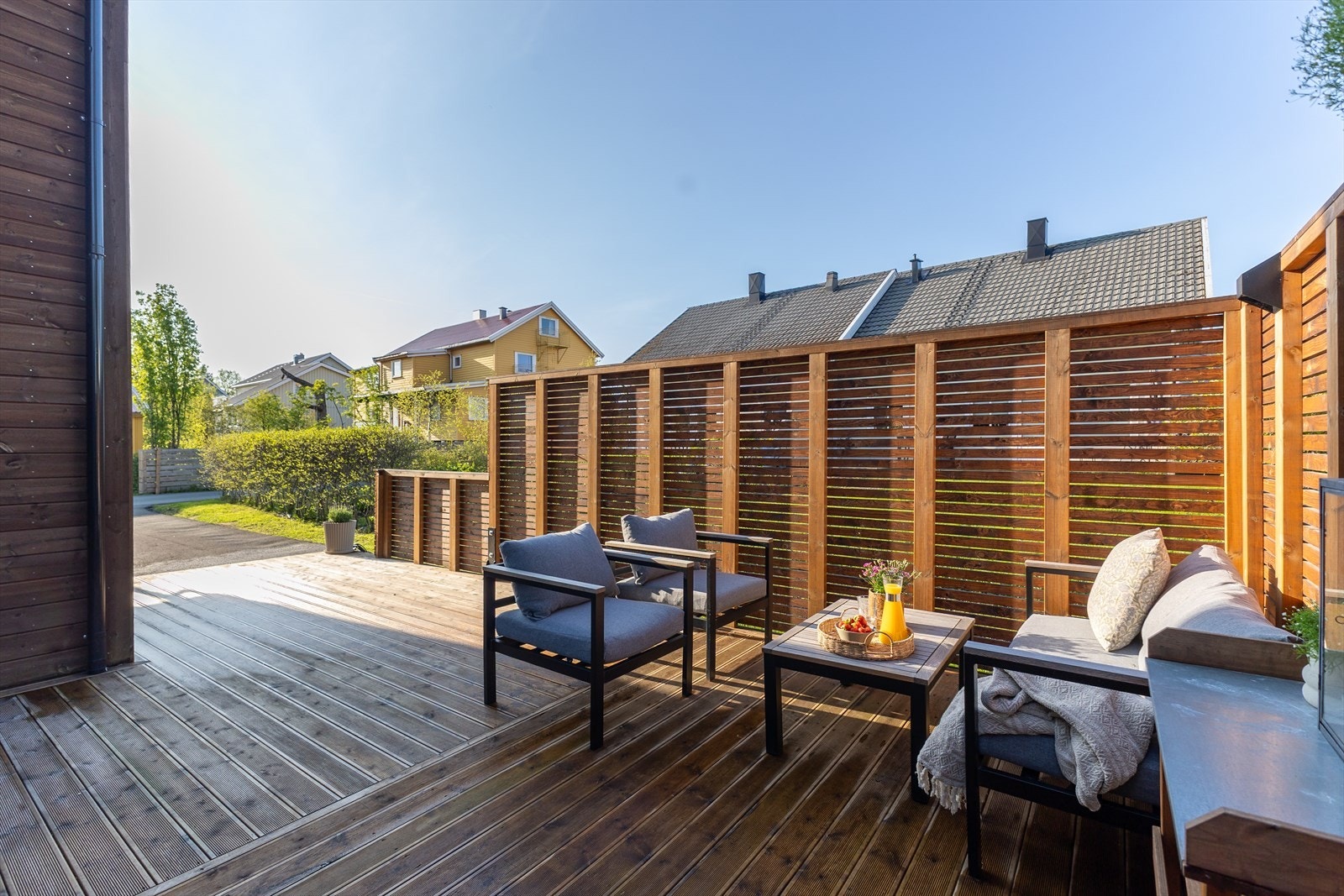 På markterrassen så opplever man morgensol og sen ettermiddag/kveldssol. Hva med en jacuzzi her? Galleribilde