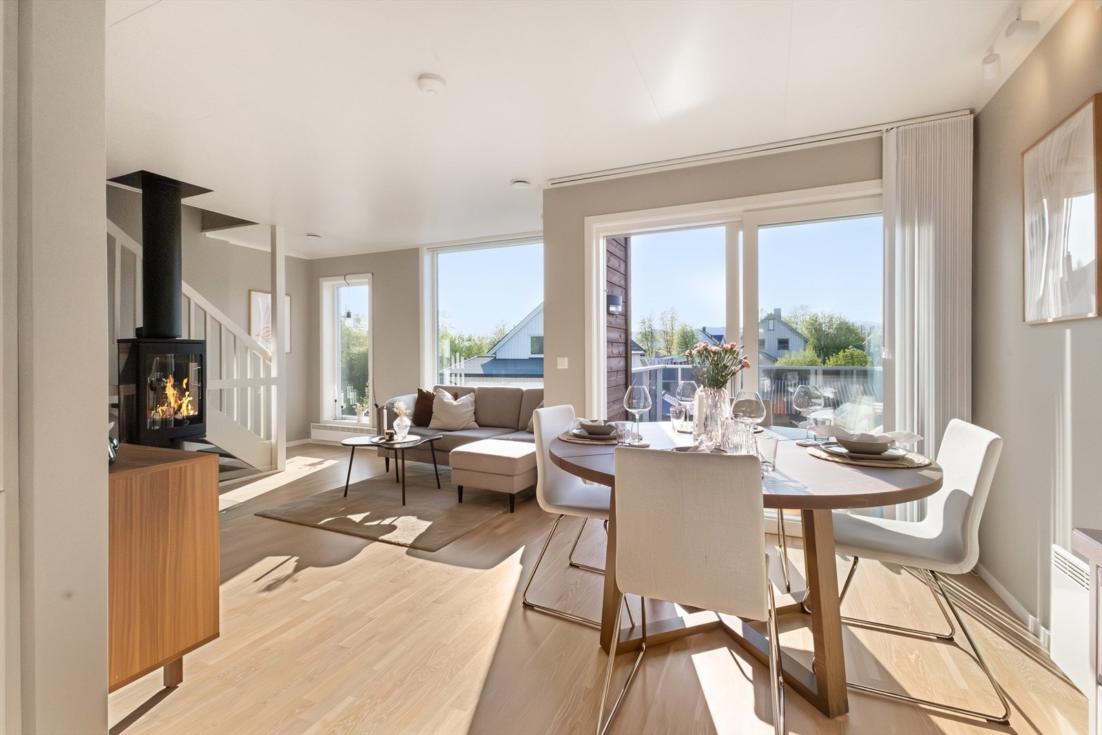 Boligen har solrik beliggenhet, noe stuen understreker da lyset regelrett "flommer" inn i stuen når solen legger seg inn fra vest mot fasaden. Galleribilde