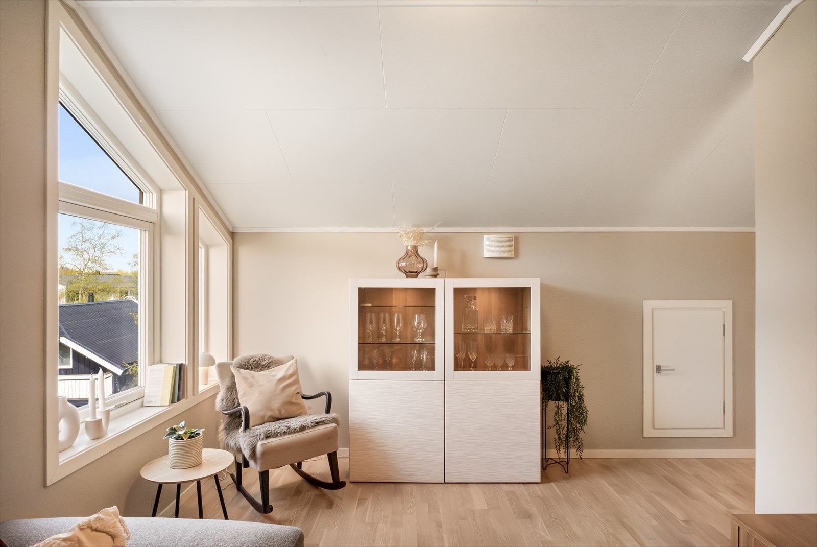 Det er knevegger for ytterligere lagringsplass på loftet. Takhøyden her er meget god! Galleribilde