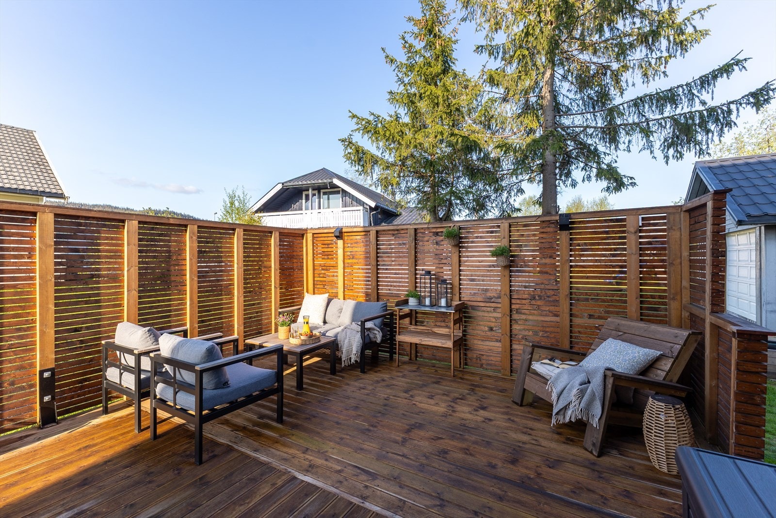 Herlig markterrasse på ca. 36kvm med høyt rekkverk for begrenset innsyn. Direkte adgang til frodig og pent opparbeidet hage. Galleribilde