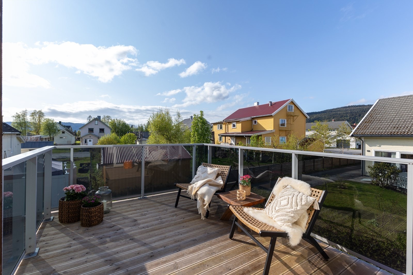 Balkong med glassrekkverk i 2.etg med utsyn mot vest. Denne har direkte adkomst fra stuen i 2.etg. Her er det lang solgang. Det er til tross for rolige omgivelser, en meget sentral plassering med gangavstand til det aller meste. Galleribilde