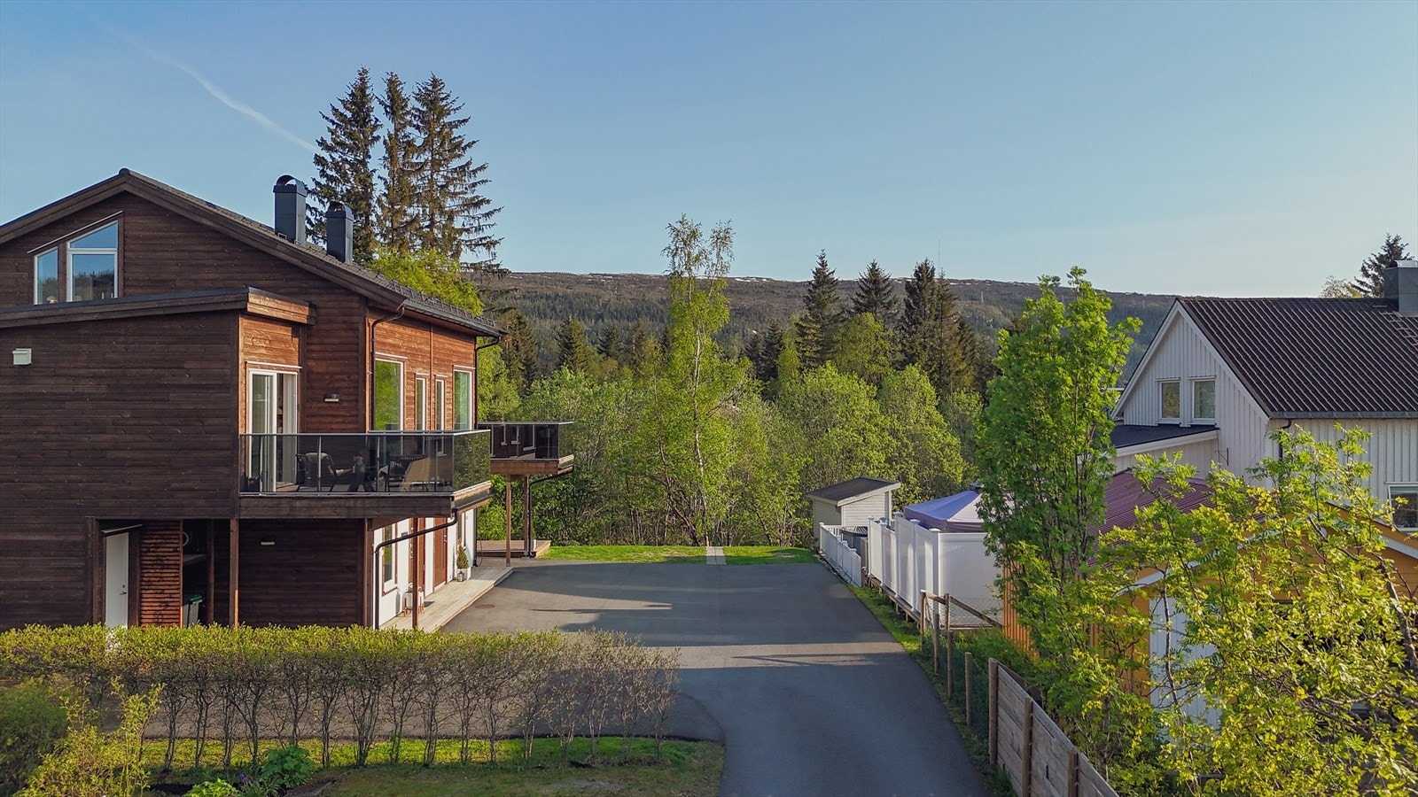 Pen adkomst, opparbeidet med asfalt, der bla nåværende eier har utvidet p-plassen noe, for de som har behov for to biler, eller ønsker ekstra parkering for besøkende. Galleribilde