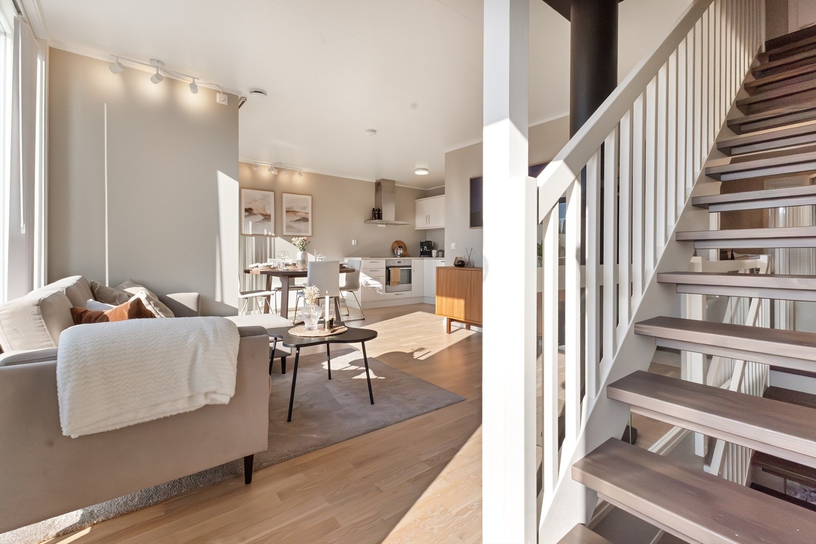 Fra trappegang som fører til loftsstuen. Det er lysskinner i himling i deler av stuen og kjøkkenet. Galleribilde